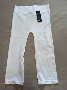 Pure Essence White Women's Bamboo Blend Cropped Leggings